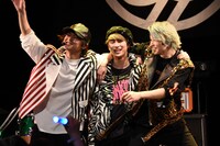 「ザ・ディッシュ～とまらない青春 食欲編～」をパフォ―マンスする（左から）橘柊生、泉大智、小林龍二。