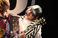 北村匠海（左）に笑顔を向ける橘柊生（右）。