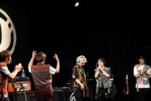 小林龍二（中央）の誕生日を祝福するDISH//。