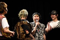 矢部昌暉の誕生日の話題で盛り上がる（左から）北村匠海、小林龍二、泉大智、橘柊生。