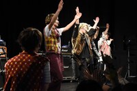 誕生日祝いに「Pa Pa Pa パンティー！」を踊るメンバーを見つめる矢部昌暉（手前）。