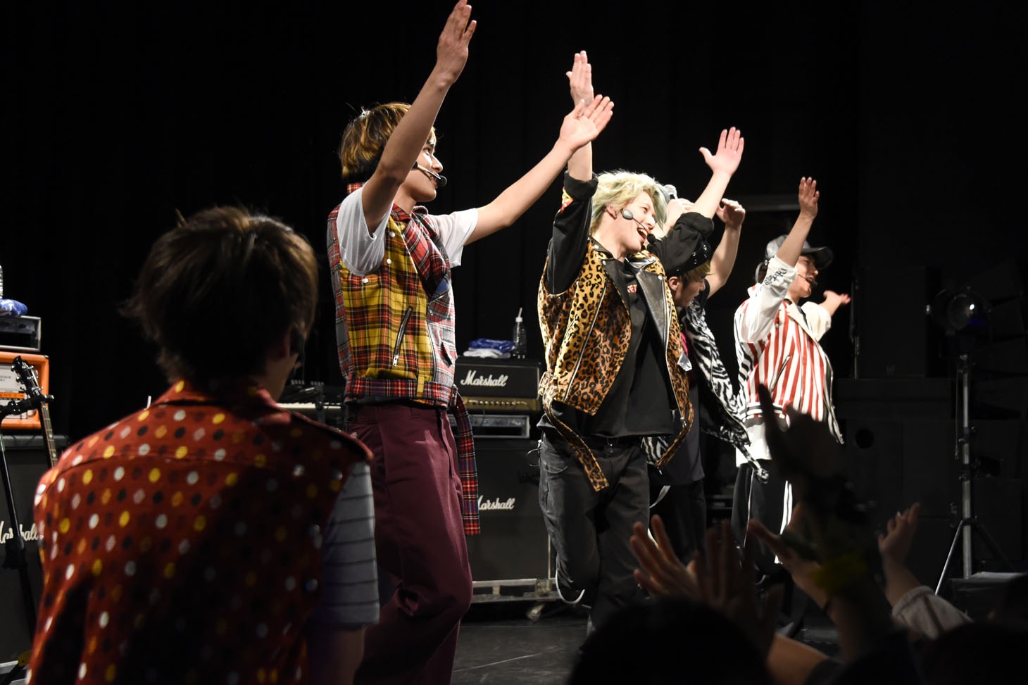 誕生日祝いに「Pa Pa Pa パンティー！」を踊るメンバーを見つめる矢部昌暉（手前）。