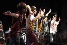 「Pa Pa Pa パンティー！」を踊るDISH//。