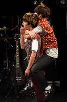 矢部昌暉をおんぶしてアンコールに登場した北村匠海。