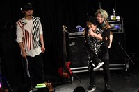 小林龍二をおんぶしてアンコールに登場した泉大智（右）と、2人を見つめる橘柊生（左）。