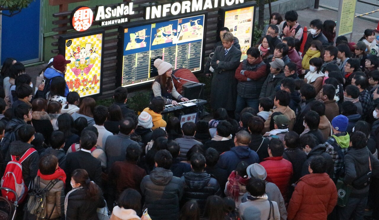 奥華子が名古屋路上ライブ、人だかりの中2時間熱唱