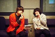 尾崎世界観（クリープハイプ）と谷口鮪（KANA-BOON）。