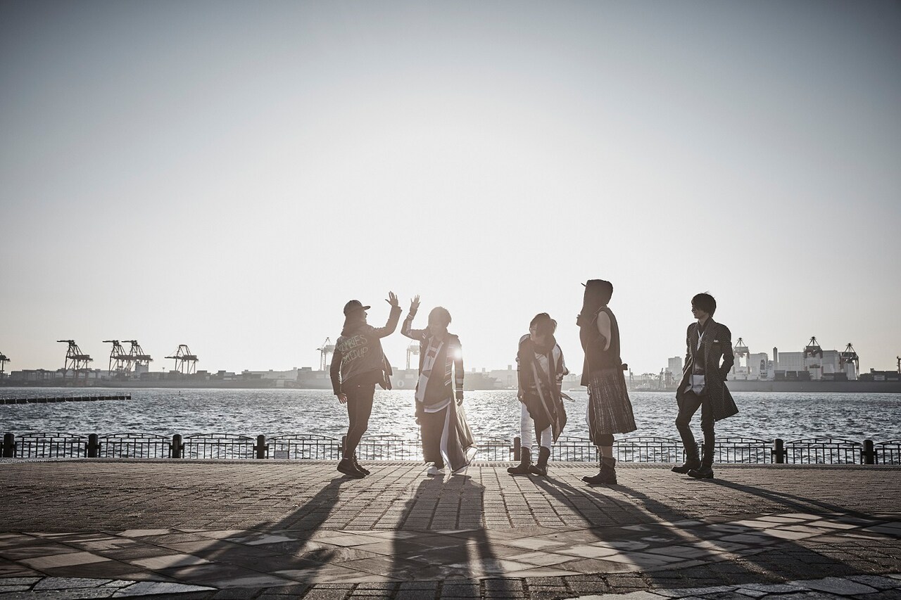 BugLug初ベストに最新ライブ音源、封入特典は武道館連動「謎のカードC」