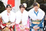 左から生田絵梨花、中元日芽香、斎藤ちはる。