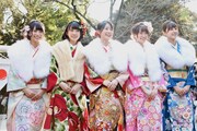 乃木神社の参道を歩く5人。