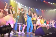 「また明日」を披露する「なるほど Club eX」出演者。