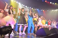 「また明日」を披露する「なるほど Club eX」出演者。