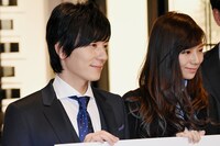 左から山村隆太（flumpool）、西内まりや。