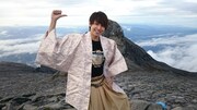 キナバル山山頂で“やでポーズ”を決めるタカシ。