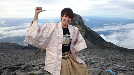 キナバル山山頂で“やでポーズ”を決めるタカシ。