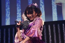 拡声器を担ぐ堀くるみ（たこやきレインボー）。