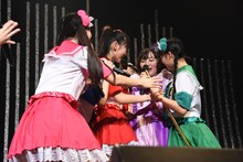 ときめき▽宣伝部に差し入れをせがまれる堀くるみ（たこやきレインボー）。