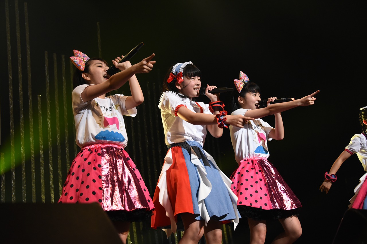 左から内藤るな（ロッカジャポニカ）、上田理子（ばってん少女隊）、内山あみ（ロッカジャポニカ）。