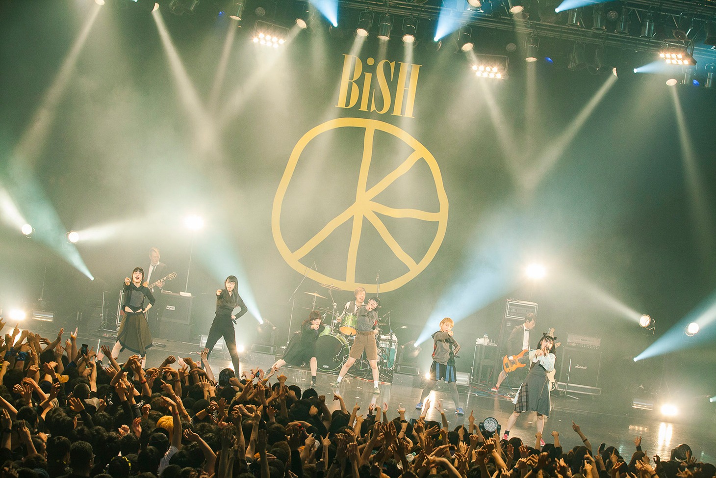 BiSH「NEVERMiND TOUR」1月8日公演の様子。
