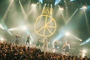 BiSH「NEVERMiND TOUR」1月8日公演の様子。