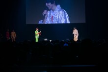 タカシ（右）への手紙を読み上げるタクヤ（左）。（撮影：米山三郎）