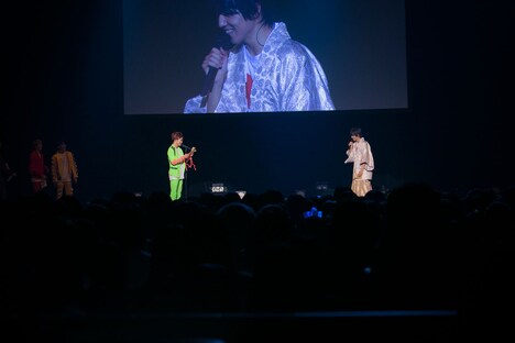 タカシ（右）への手紙を読み上げるタクヤ（左）。（撮影：米山三郎）