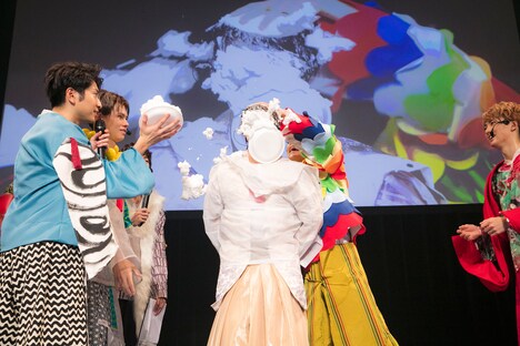 タカシ（中央）をパイ投げで祝うメンバー。（撮影：米山三郎）