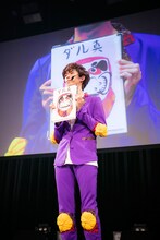 リョウガ。手にはユーキ画伯の描いたダルマ。（撮影：米山三郎）