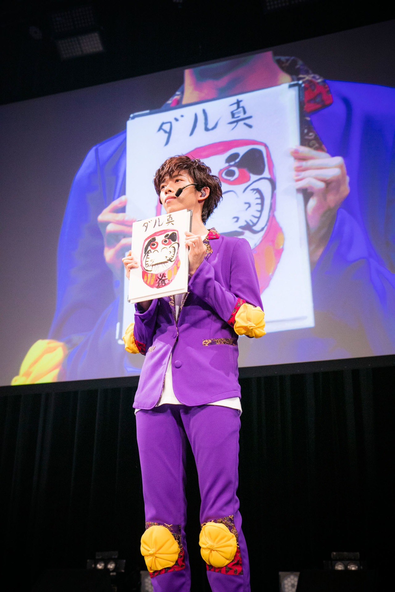 リョウガ。手にはユーキ画伯の描いたダルマ。（撮影：米山三郎）