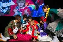 ユーキ（中央）にキスを迫るメンバー。（撮影：米山三郎）