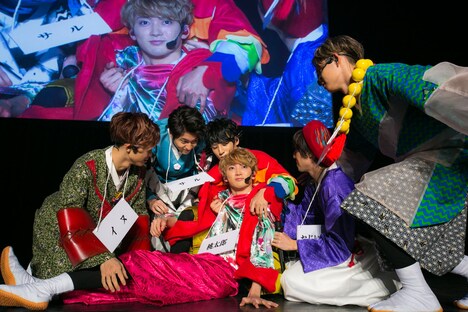 ユーキ（中央）にキスを迫るメンバー。（撮影：米山三郎）