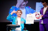 絵の腕前を披露するカイ（左）と、ユーキ画伯の絵を持つリョウガ（右）。（撮影：米山三郎）