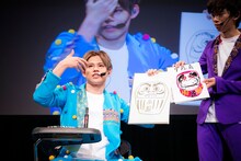 絵の腕前を披露するカイ（左）と、ユーキ画伯の絵を持つリョウガ（右）。（撮影：米山三郎）