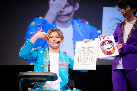 絵の腕前を披露するカイ（左）と、ユーキ画伯の絵を持つリョウガ（右）。（撮影：米山三郎）