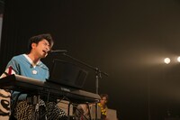 弾き語りを披露するコーイチ。（撮影：米山三郎）