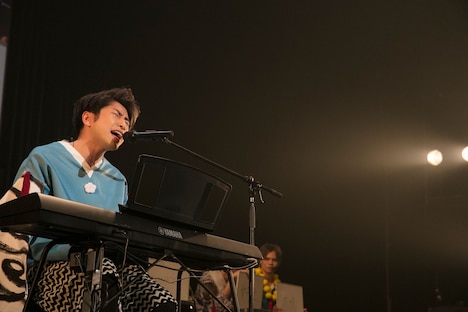 弾き語りを披露するコーイチ。（撮影：米山三郎）