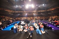 バンドメンバーを交え記念撮影をするLittle Glee Monster。（撮影：三吉ツカサ[Showcase]）