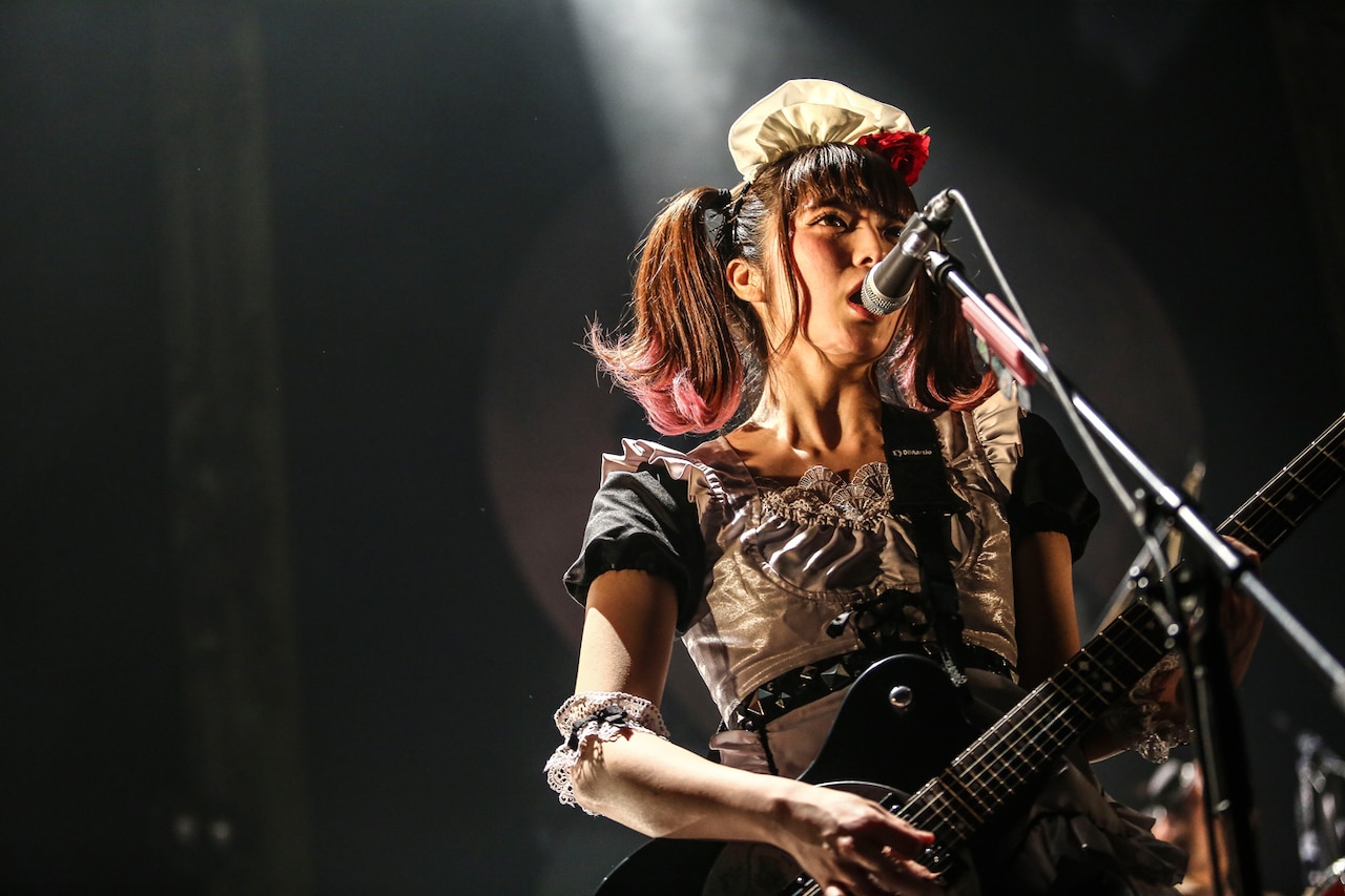 BAND-MAID、赤坂ワンマンで“ハト年”幕開け