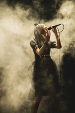 彩姫（Vo）（撮影：ヤマダマサヒロ）