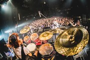 BAND-MAID「1st Full Album『Just Bring It』Pre-Release One-man ～新年 初お給仕はじめます～」の様子。（撮影：ヤマダマサヒロ）