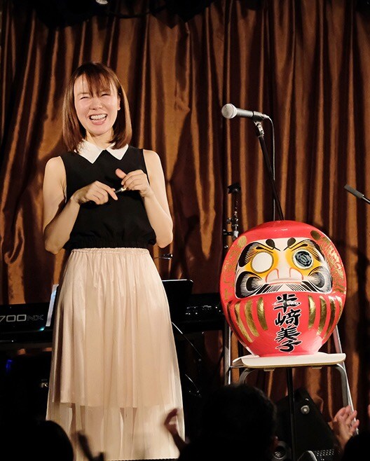 「Yokohama LOOP 2017 New Year Live feat 半崎美子」の様子。