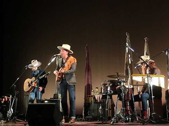 平井大が成人式でライブ披露、新成人に歌でエール贈る