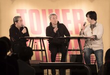 左から長門芳郎氏、佐野元春、能地祐子。(c)Sony Music Direct (Japan) Inc.