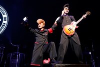 左から綾小路翔（Vo）、西園寺瞳（G）。