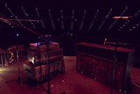 DJ台が置かれたステージの様子。