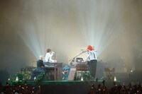 DJ台が置かれたステージの様子。