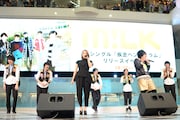 軟式globeとM!LKのコラボの様子。