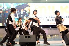 軟式globeとM!LKのコラボの様子。