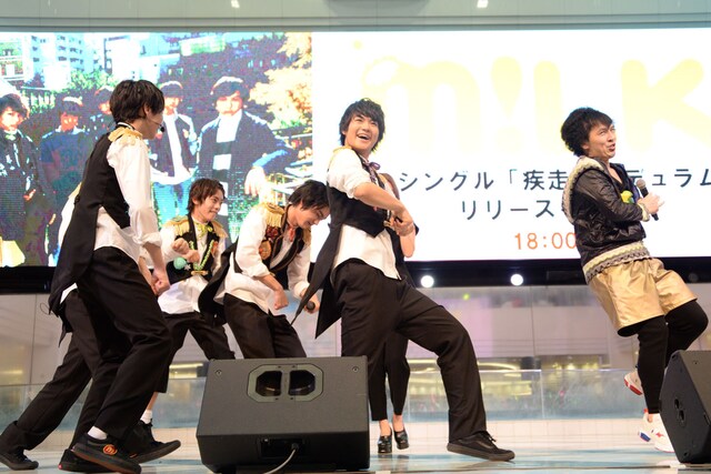 人気画像1位は「『砂の塔』高野兄妹が再会！M!LK新作イベントにサプライズゲスト続々」より、軟式globeとM!LKのコラボの様子。