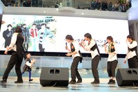 人気画像9位は「『砂の塔』高野兄妹が再会！M!LK新作イベントにサプライズゲスト続々」より、「お兄ちゃーん！」と佐野勇斗に駆け寄る稲垣来泉（左から2番目）。